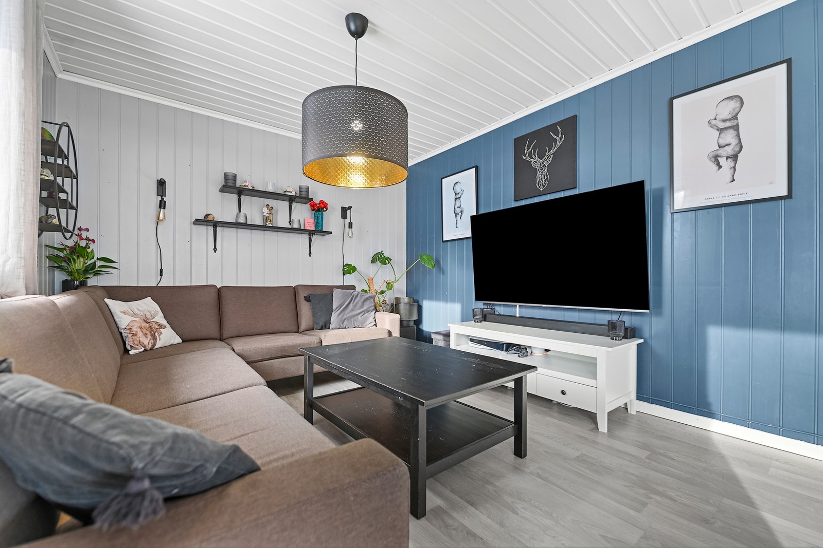 Stuen er boligens naturlige samlingspunkt, preget av store vindusflater som slipper inn rikelig med dagslys. Galleribilde