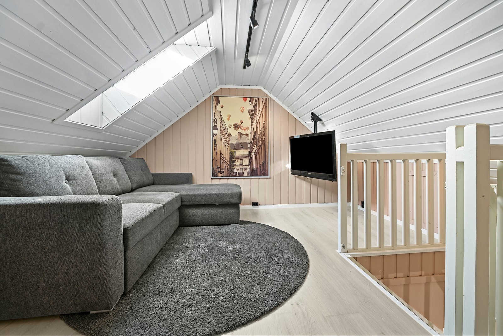 Det er innredet tv-stue på loftet. Loftet er ikke godkjent for varig opphold. Galleribilde