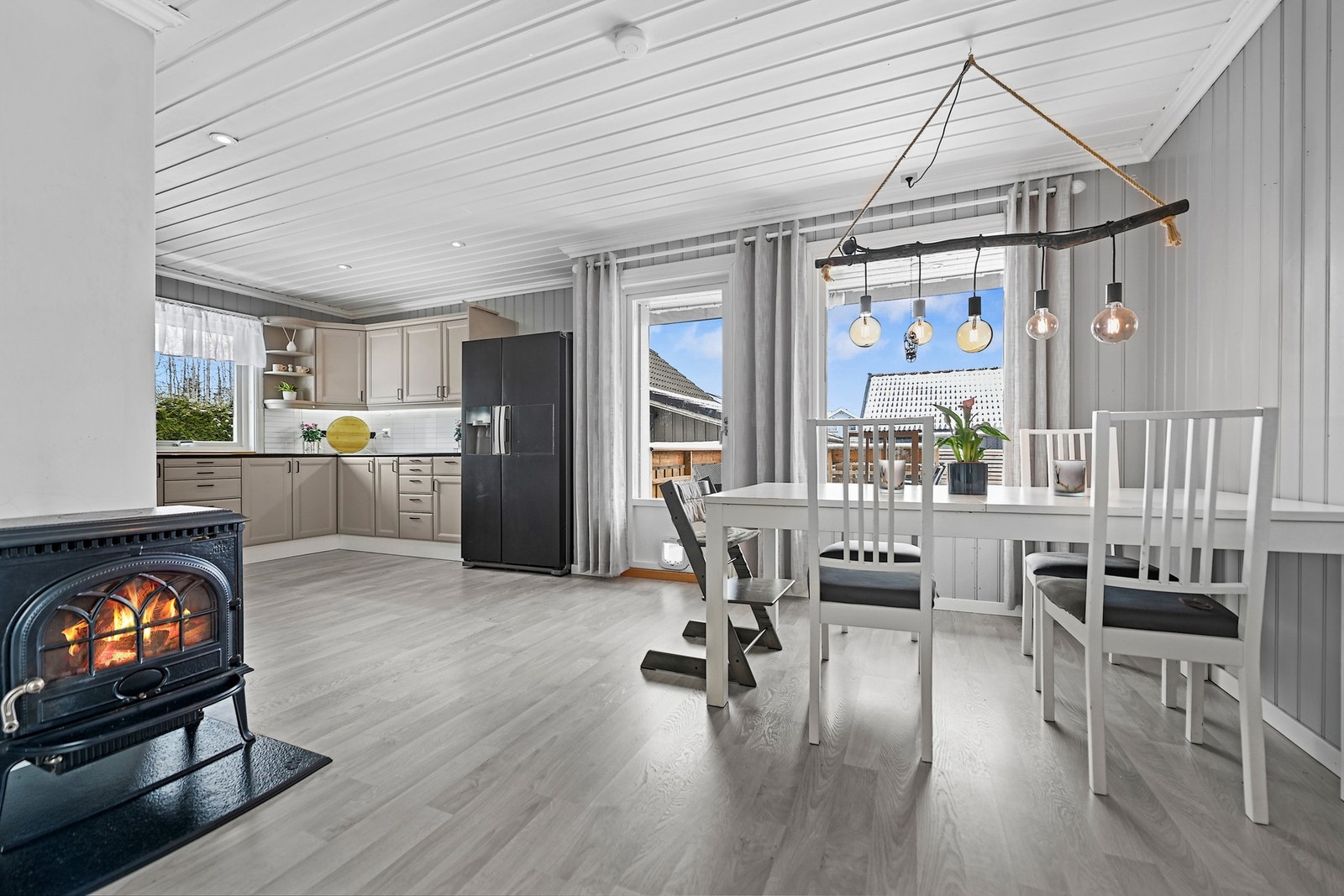 Kjøkkenet har en åpen løsning mot spisestuen. Galleribilde