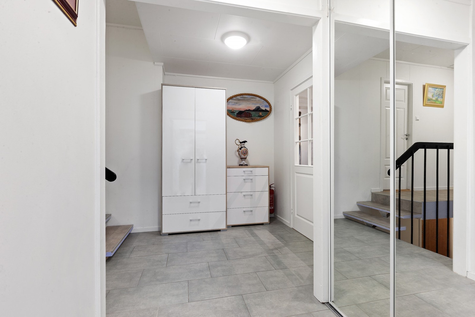 Entréen er utstyrt med en praktisk skyvedørsgarderobe som gir god oppbevaringsplass Galleribilde