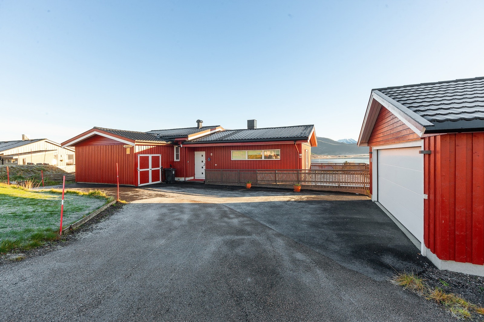 På eiendommen finner du en nyere dobbeltgarasje samt godt med lagringsplass i utvendige boder Galleribilde