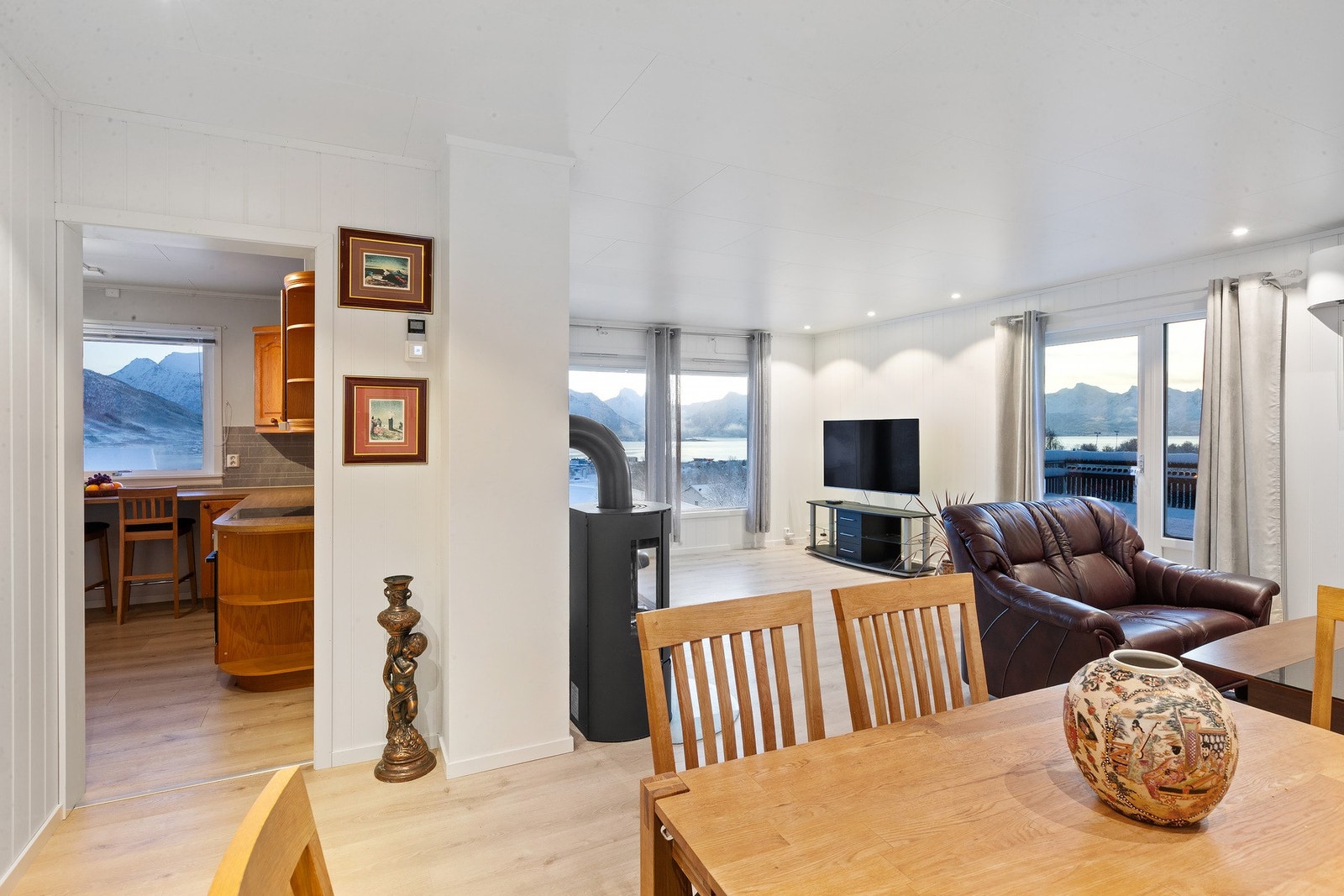 Den romslige stuen har praktisk direkte adkomst til verandaen Galleribilde