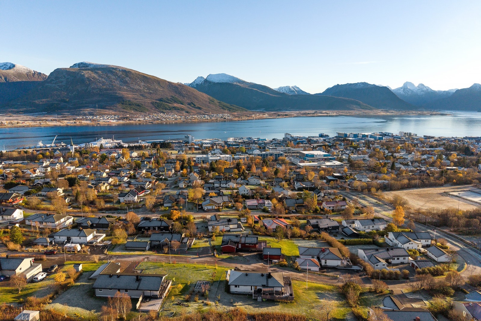 Eiendommen har en attraktiv beliggenhet med ypperlige solforhold og gode muligheter for å nyte dagene utendørs Galleribilde