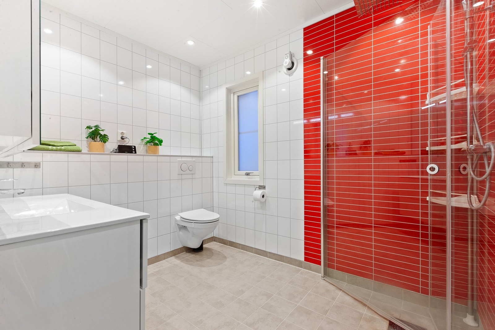 Badet er fra 2019 og fremstår moderne og velholdt. Galleribilde