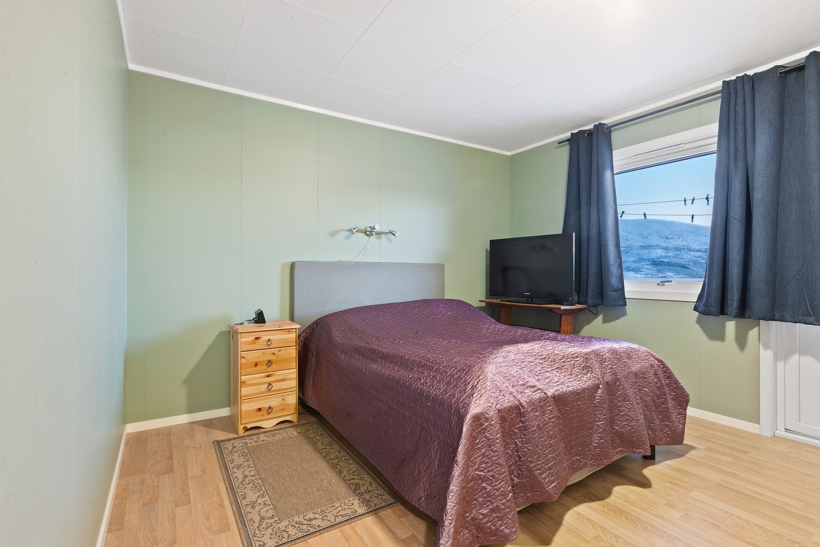 Romslig soverom med flott utsikt Galleribilde