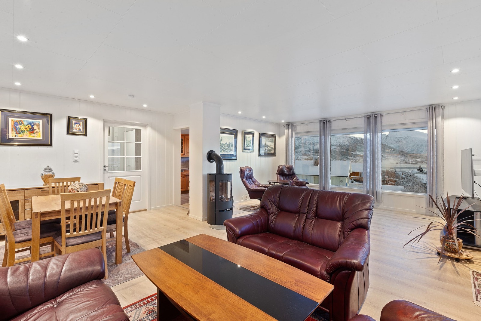 Stuen har svært gode møbleringsmuligheter Galleribilde