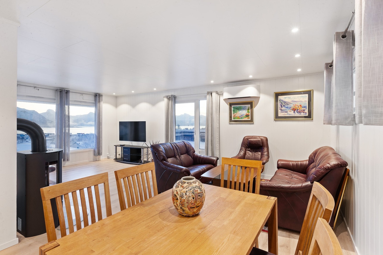 I stuen finner du både vedovn og varmepumpe, noe som gir fleksible og energieffektive oppvarmingsmuligheter Galleribilde