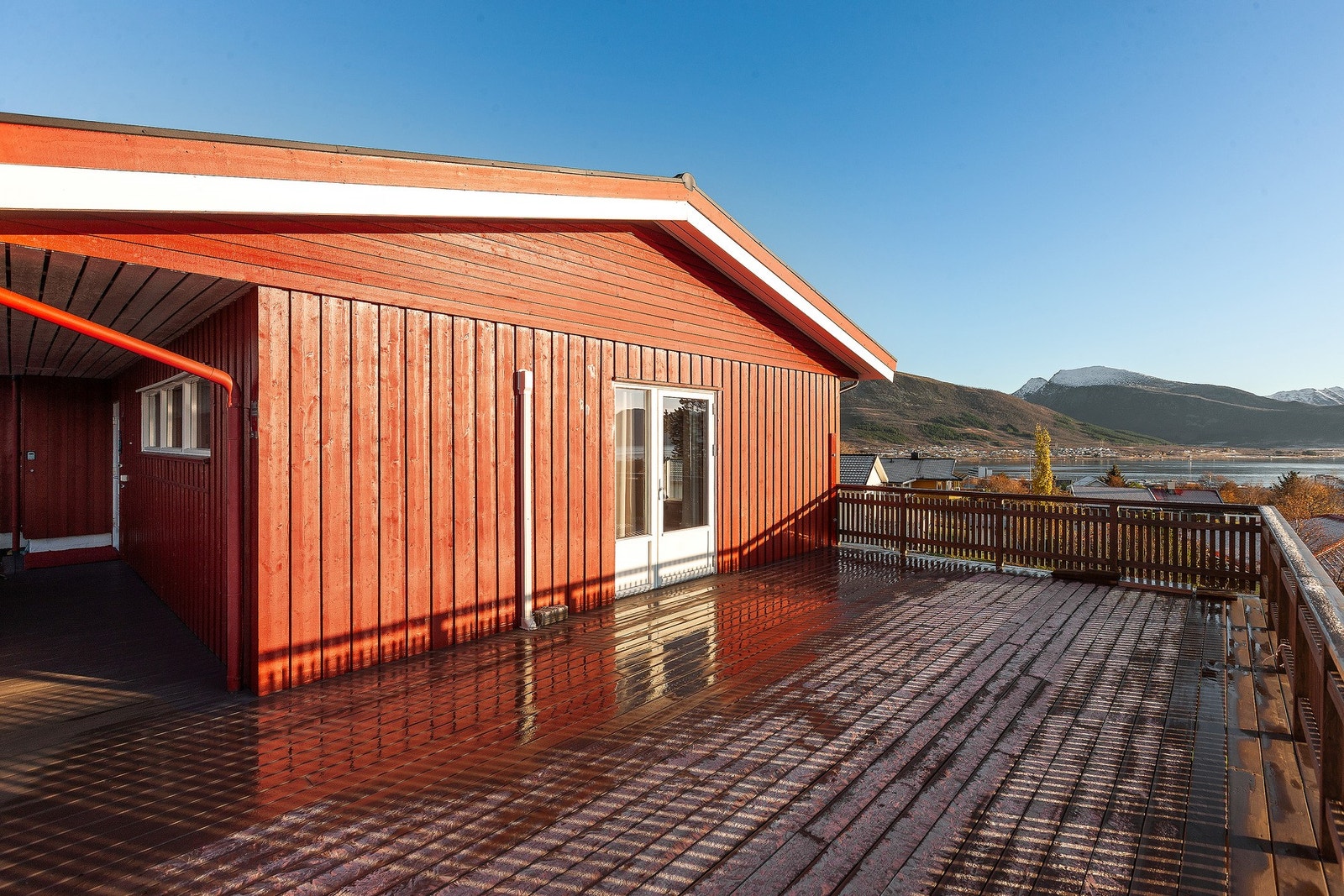 Romslig og solrik veranda hvor den flotte utsikten virkelig kan nytes Galleribilde