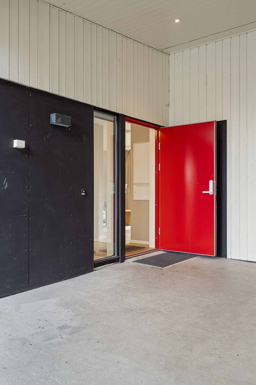 Inngangspartiet er overbygget, slik at man kan gå tørrskodd inn fra carporten. Galleribilde