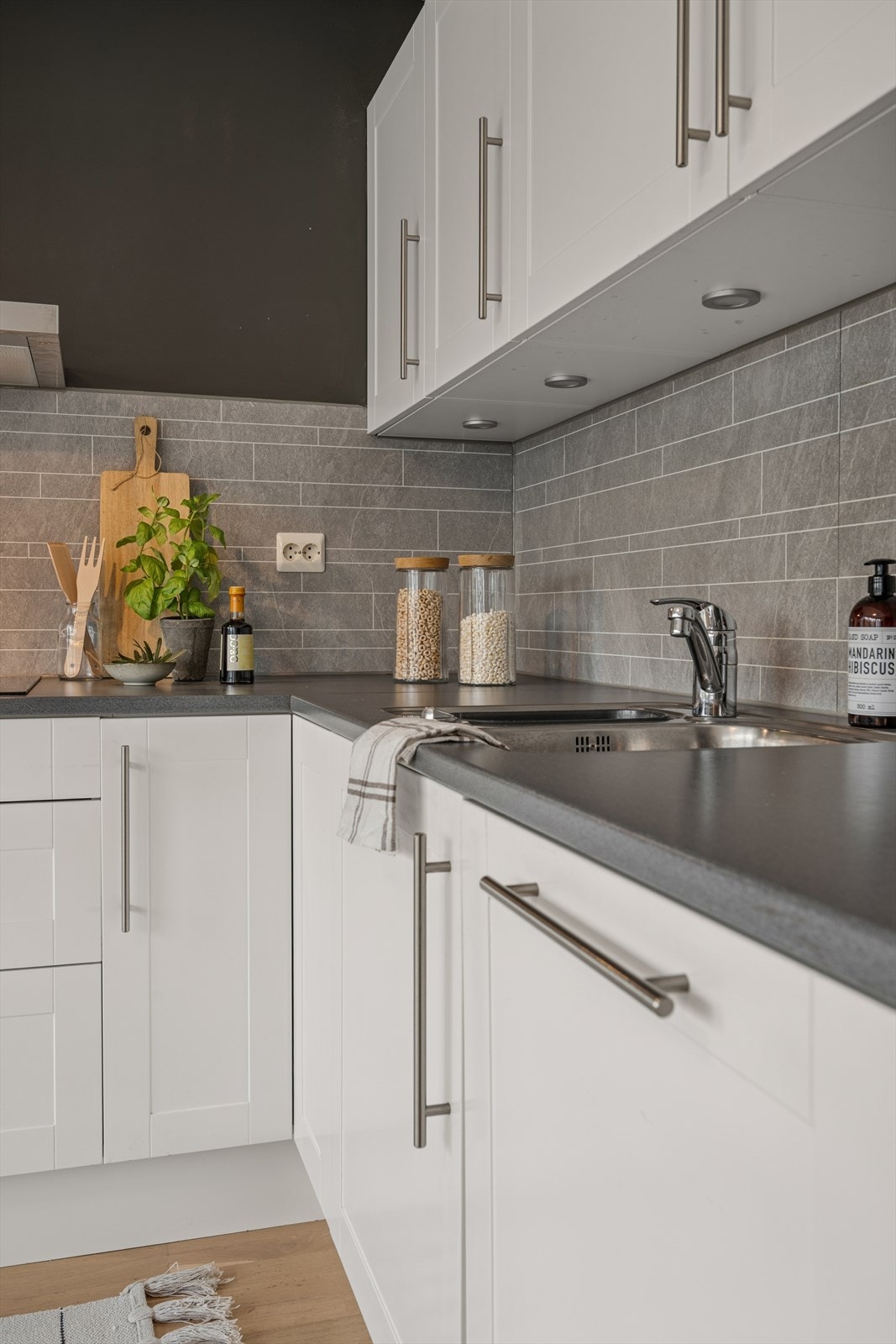 Kjøkkenet er ellers utstyrt med kjøleskap, oppvaskmaskin, stekeovn, platetopp og kjøkkenventilator med mekanisk avtrekk. Galleribilde