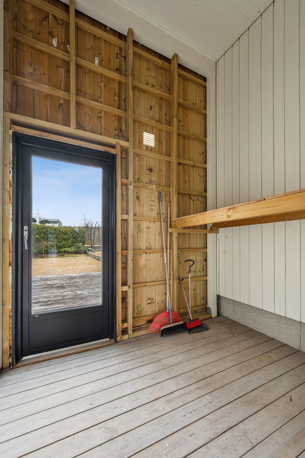 Boligen har to utvendige boder med et samlet areal på 10 kvm som gir god lagringsplass (se punkt "ferdigattest"). Galleribilde