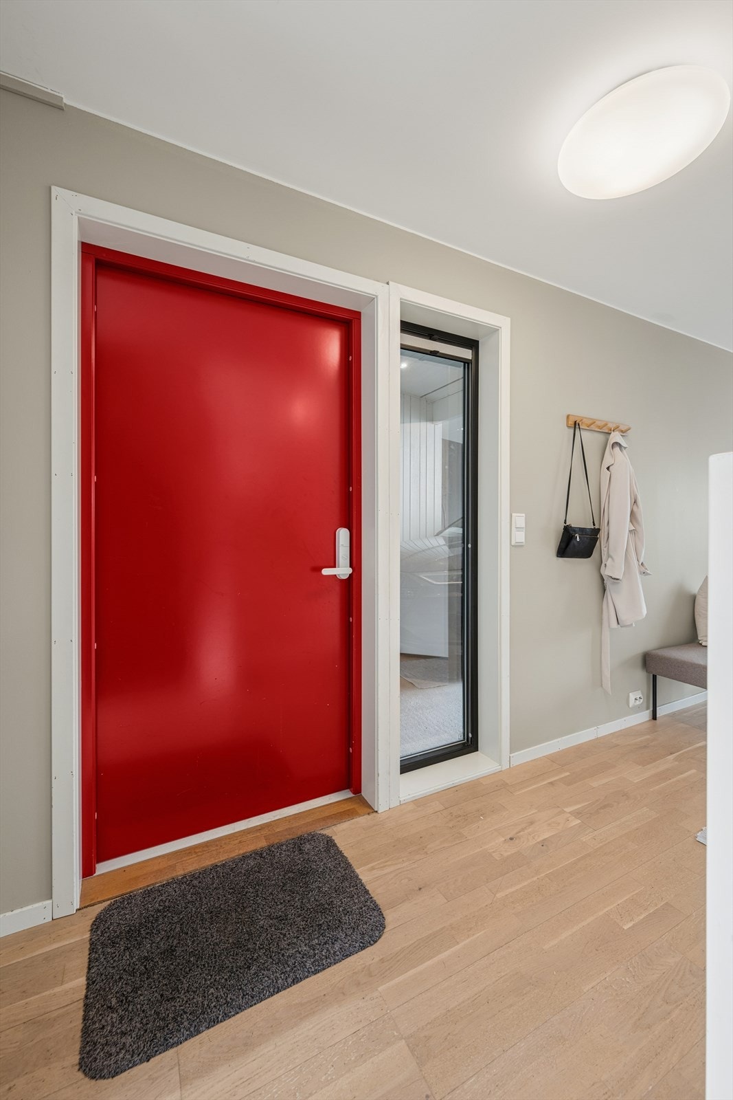 Man ønskes velkommen inn i en romslig entré hvor man har god plass til å henge fra seg yttertøy og sko. Galleribilde