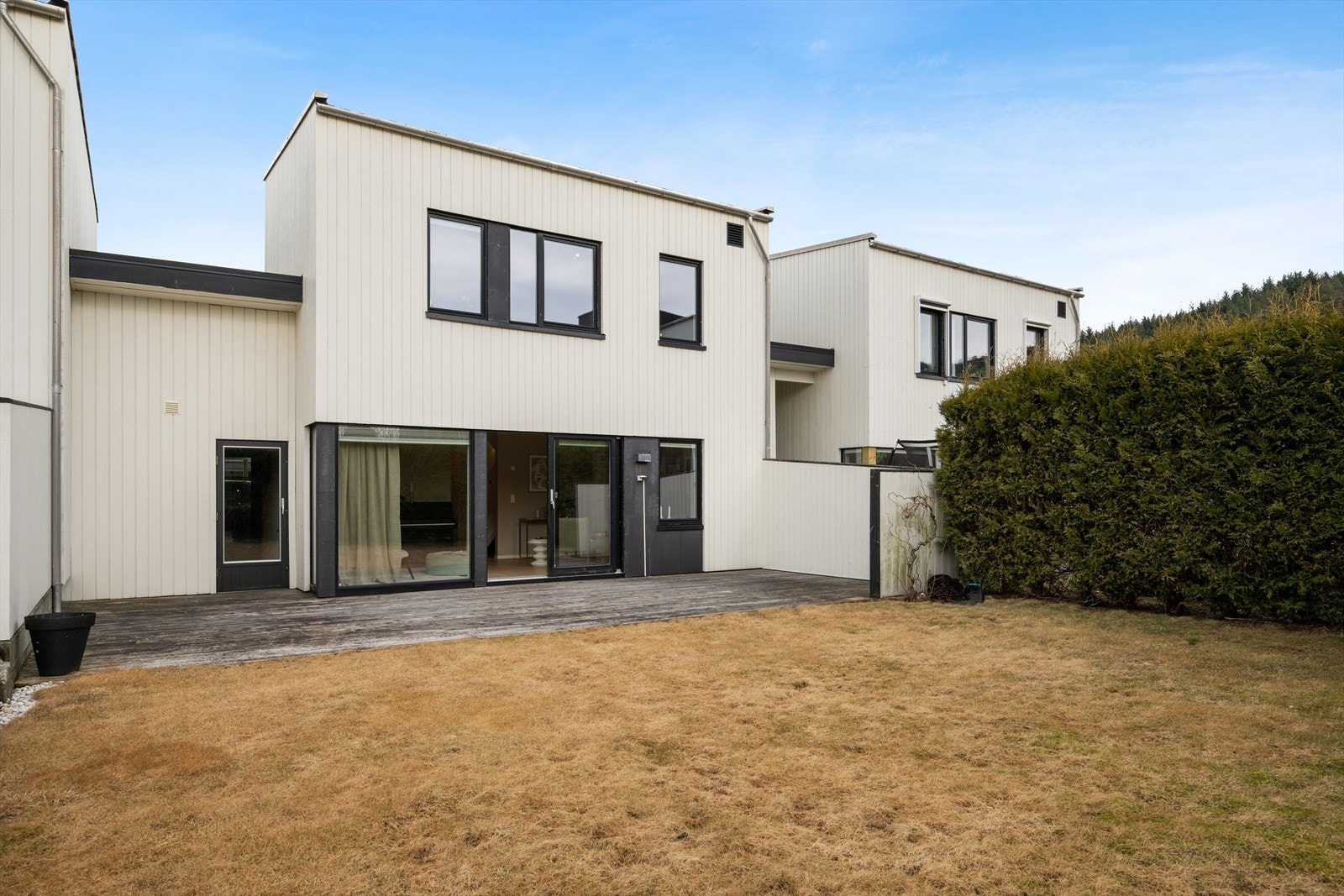 Uteområdet ligger sørvendt og solrikt til og er pent opparbeidet med en romslig og skjermet hage og en stor terrasse med gode møbleringsmuligheter. Et kjekt uteområde hvor både store og små vil trives! Hagen er utstyrt med robotgressklipper som medfølger. Galleribilde