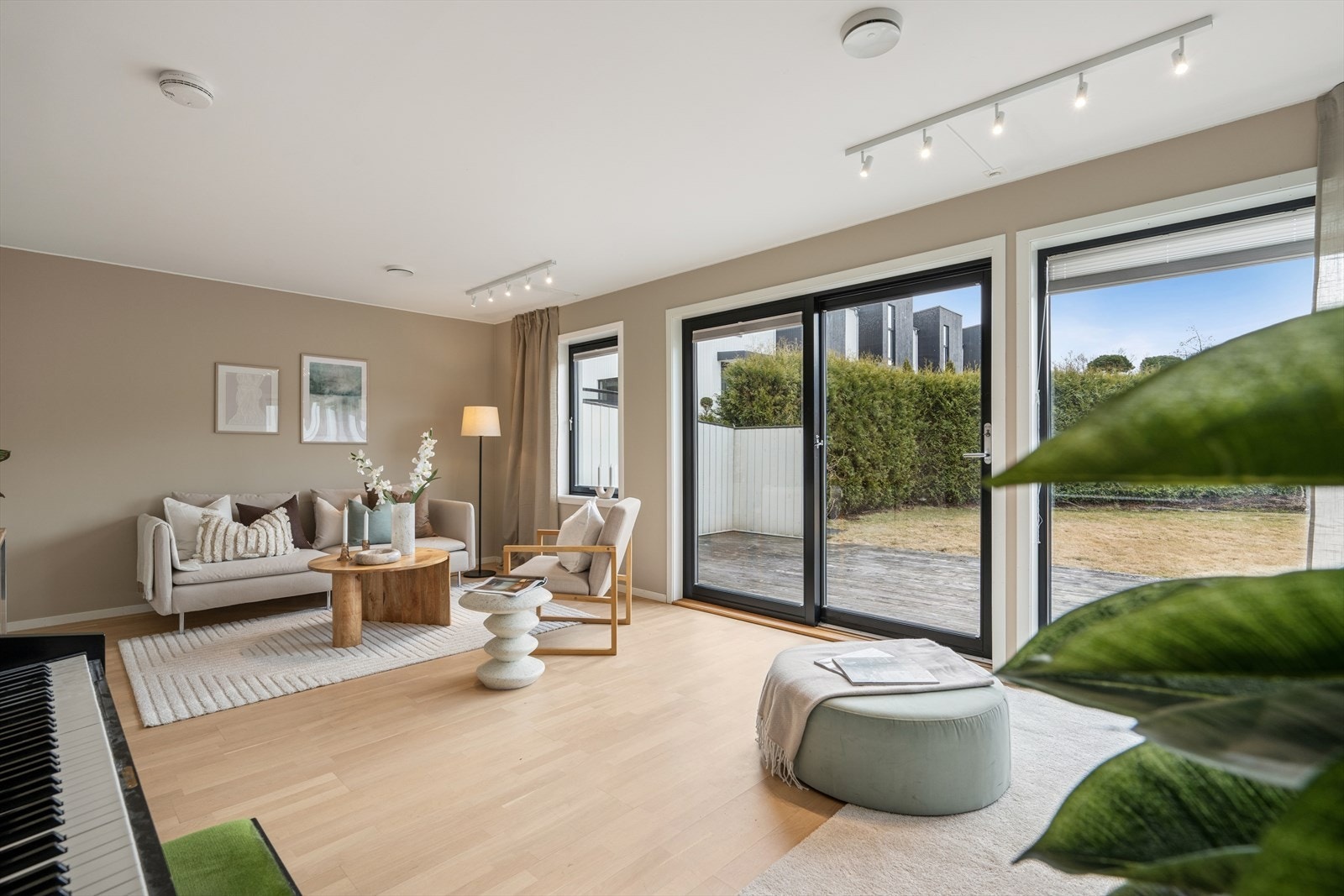 Her har man god plass til å møblere i flere soner med både sofa- og spisegruppe. Galleribilde