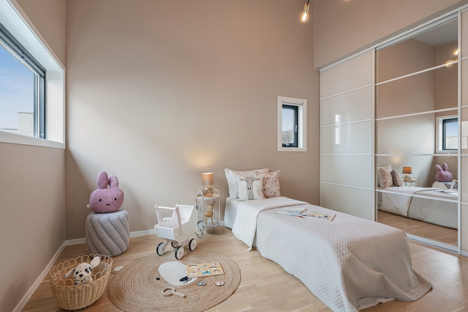 Det tredje soverommet er utstyrt med garderobe og malt i en behagelig farge. Også her har man god takhøyde. Galleribilde