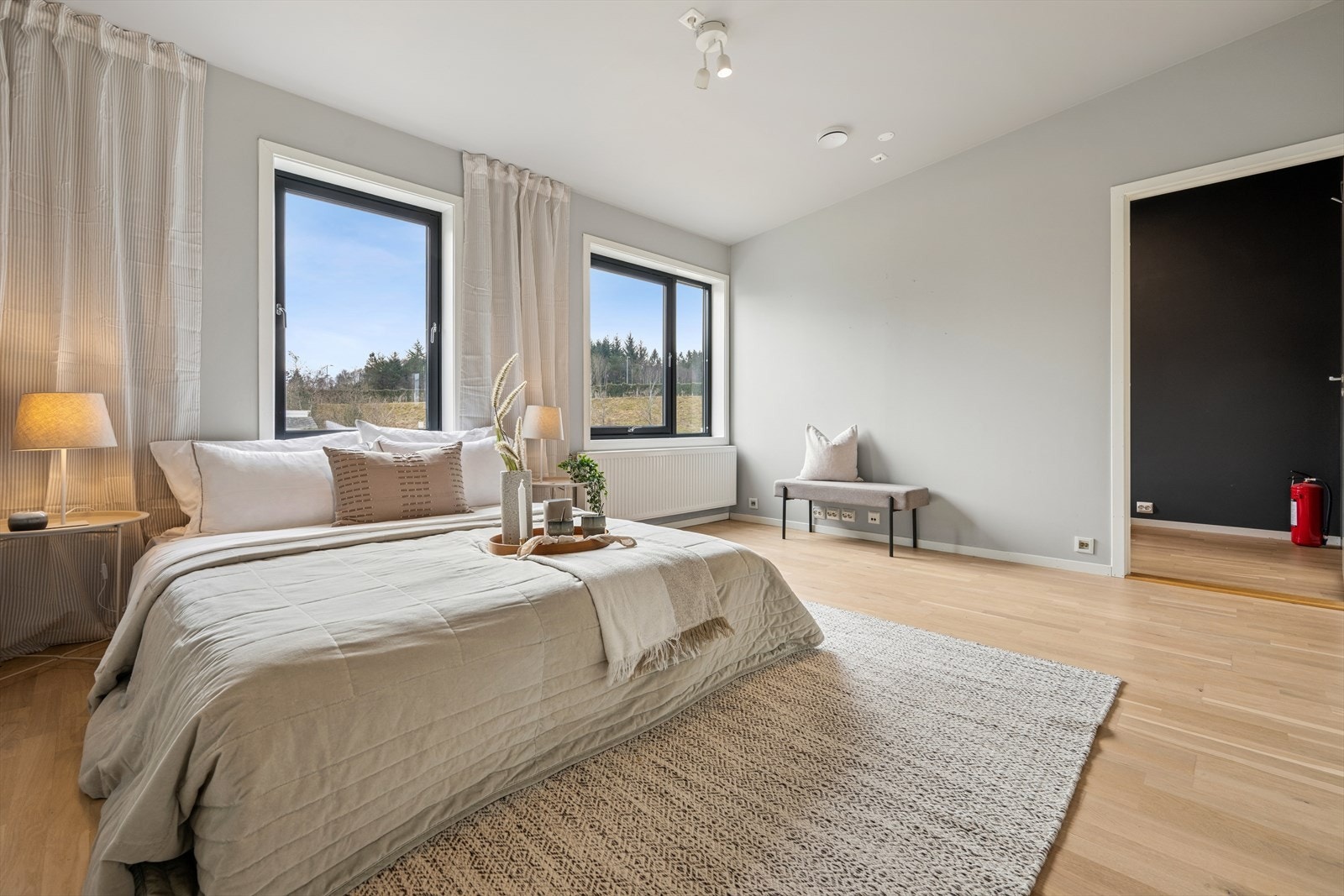 I andre etasje har man svært god takhøyde, noe som gir en god romfølelse. Galleribilde