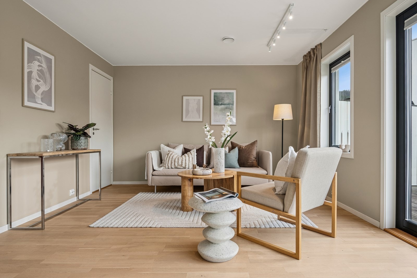 I bakkant av stuen finner man en bod som gir ekstra lagringsplass. Galleribilde