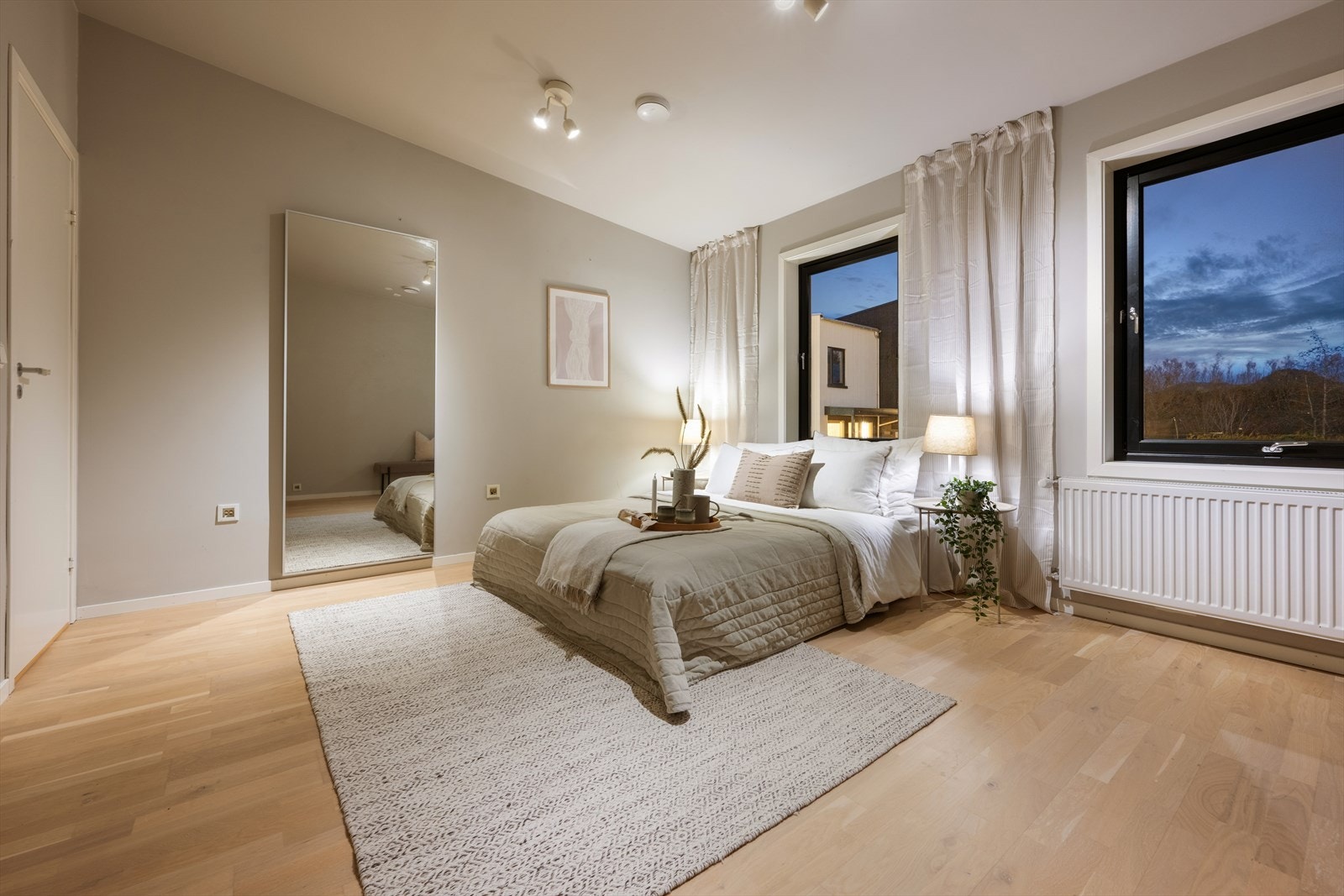 Hovedsoverommet er av svært god størrelse og var opprinnelig to rom som var inndelt som soverom og tv-stue (se punkt "ferdigattest"). Galleribilde