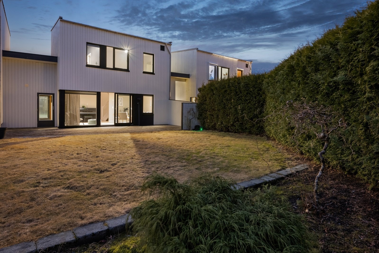 Boligen ligger fint til, nest ytterst på rekken og har tomt på 303,8 kvm. Uteområdet ligger sørvendt og solrikt til og er pent opparbeidet med hage og terrasse. Galleribilde