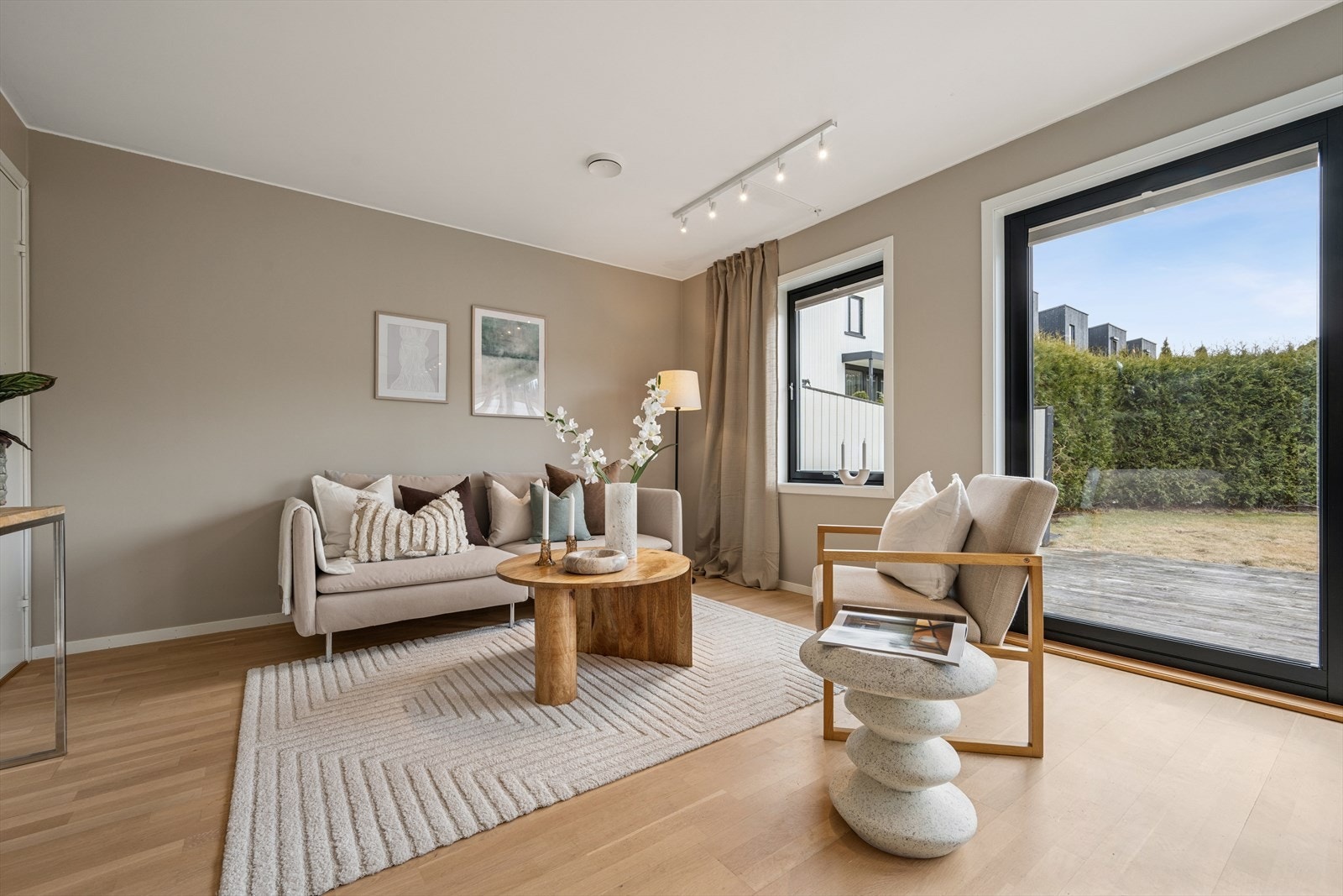 Fra stuen har man utgang til hagen som ligger sørvendt og solrikt til. Galleribilde