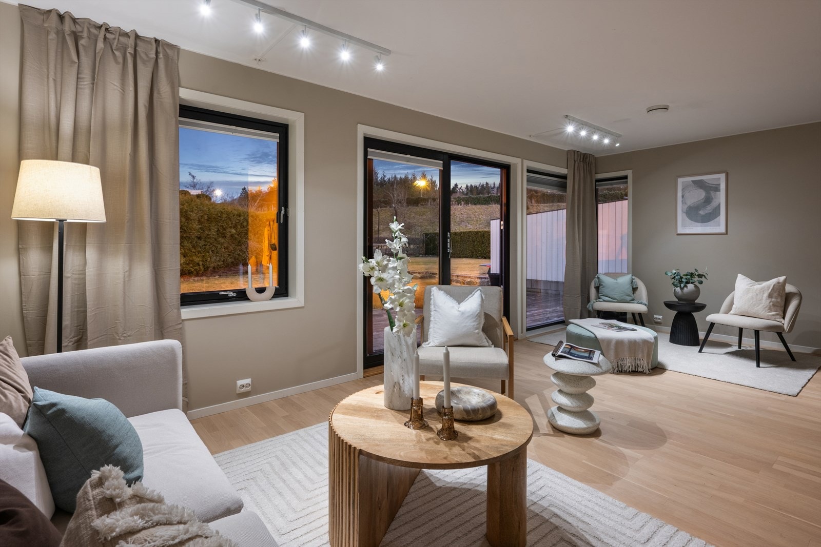 Boligen er utstyrt med vannbåren varme som gir en jevn og energieffektiv varme i boligen. Galleribilde