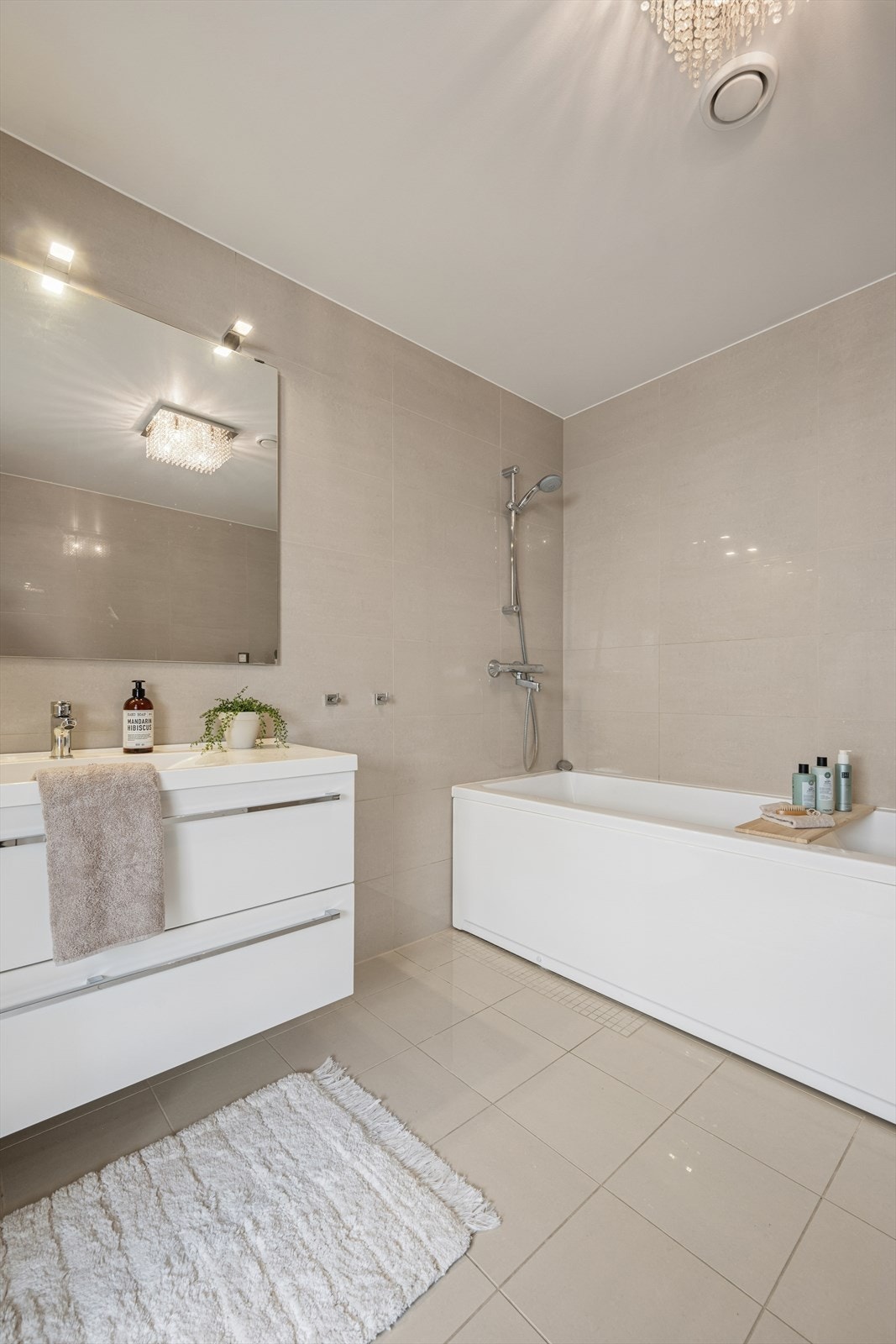 Badet er ellers utstyrt med badekar, vegghengt toalett og baderomsinnredning med god lagringsplass og nedfelt servant. Galleribilde