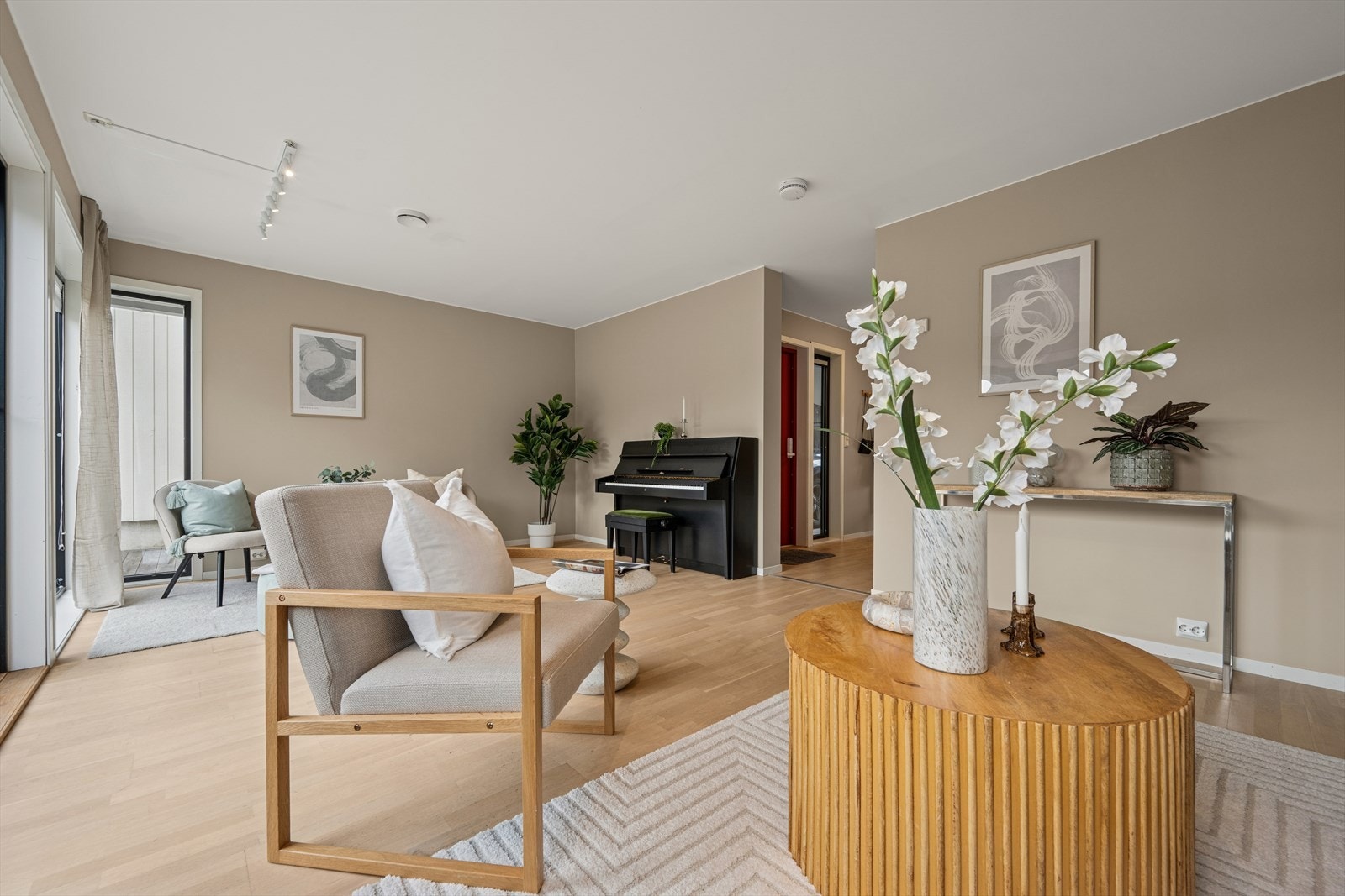 Gjennomgående i boligen er lys parkett på gulv og malte, slette flater i behagelige og tidsriktige farger. Galleribilde