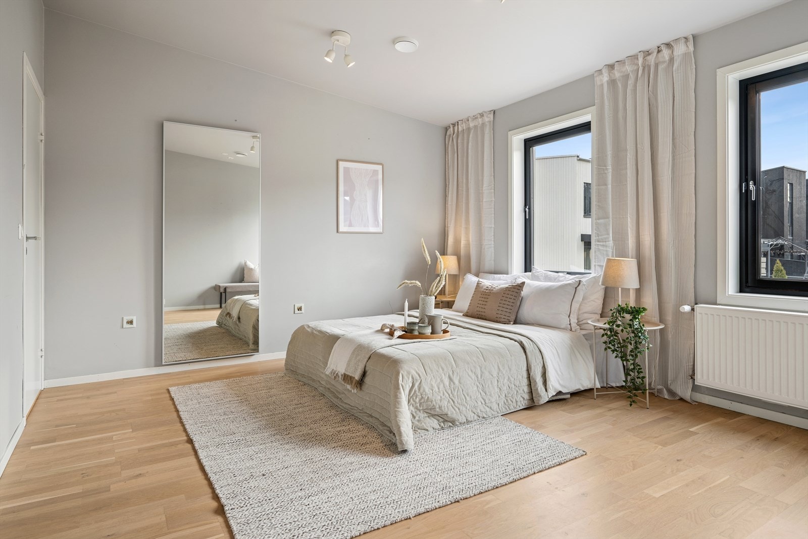 Her har man god plass til å møblere med både garderobe, dobbeltseng og tilhørende møblement. I tilknytning til dette soverommet finner man også en bod. Galleribilde