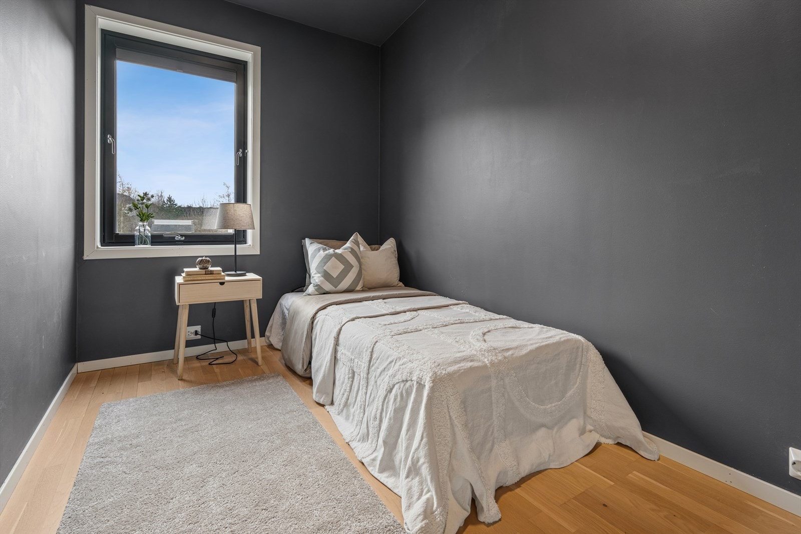 Det andre soverommet har tilkomst via hovedsoverommet. Rommet er noe mindre, man passer ypperlig som barnerom, gjesterom, kontor eller lignende. Galleribilde