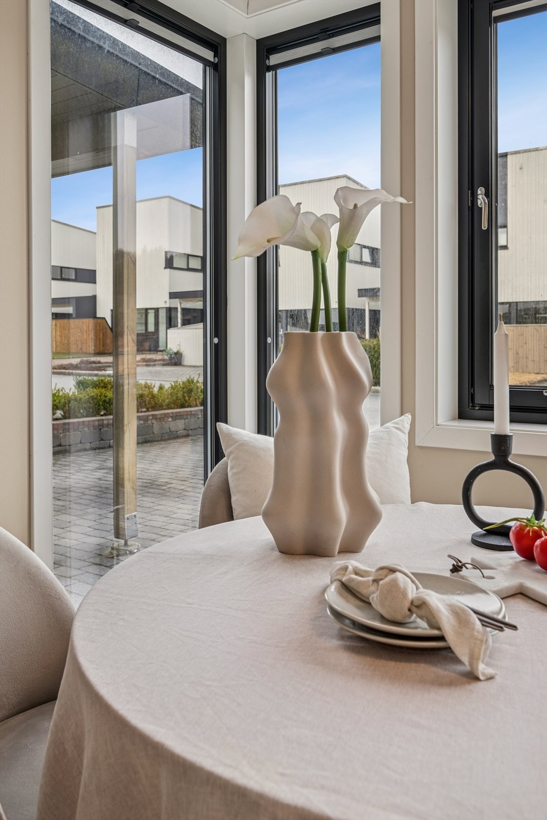 Også her har man store vindusflater som gir et fint lys gjennom hele første etasje. Galleribilde