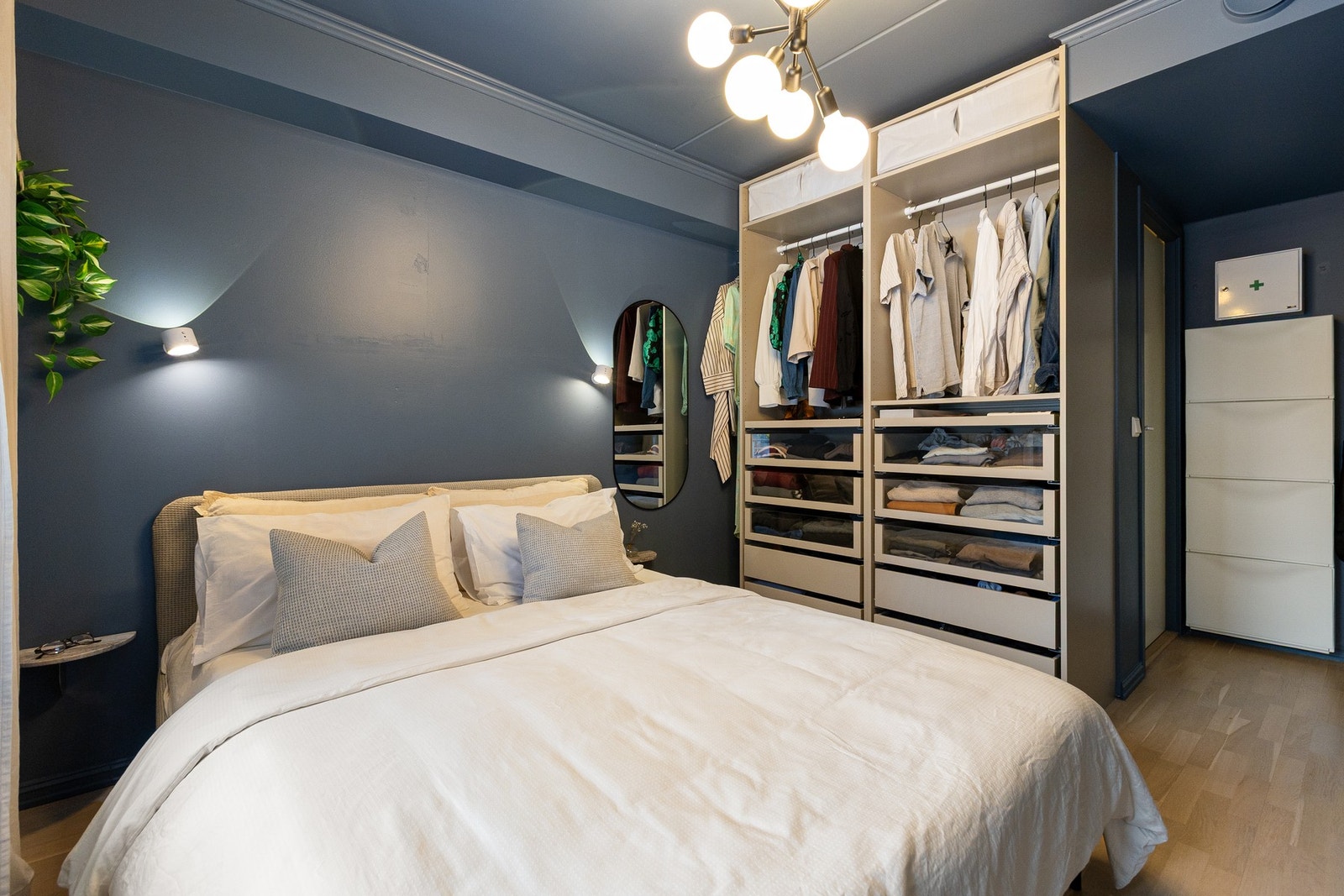 Hovedsoverommet fremstår som romslig og harmonisk med delikate fargevalg, god plass til dobbeltseng og garderobeløsning. Galleribilde