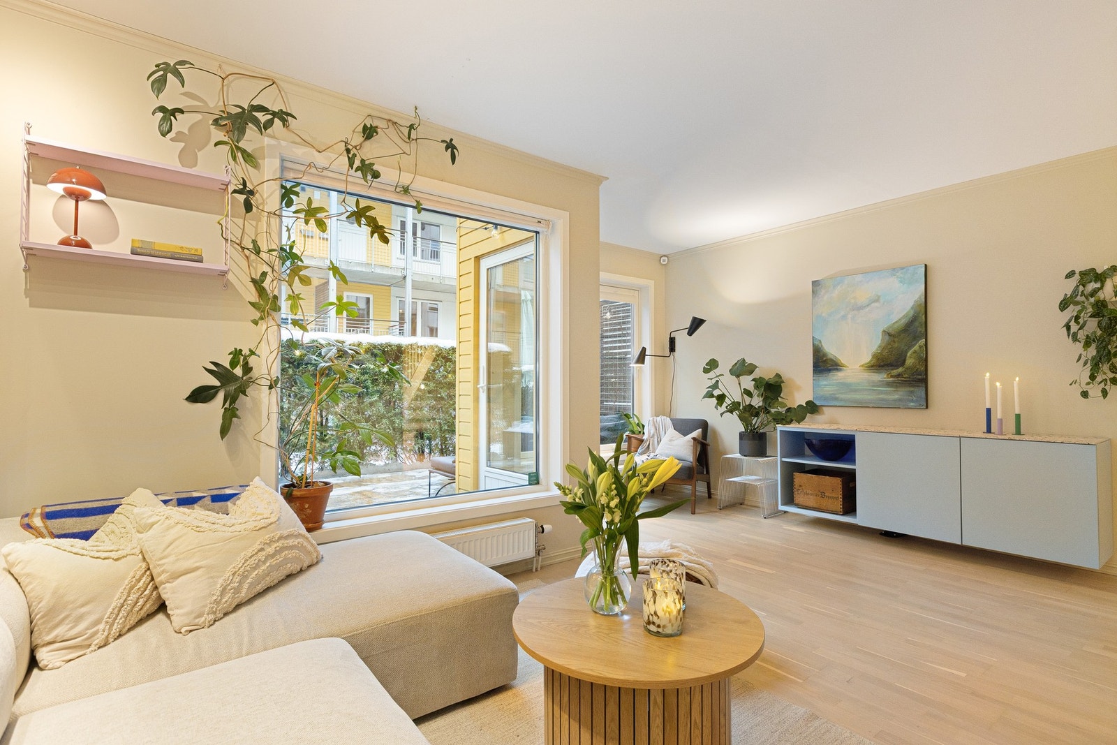 De brede vinduene og terrassedøren gir en fin kontakt med uteområdet og skaper en luftig romfølelse. Galleribilde