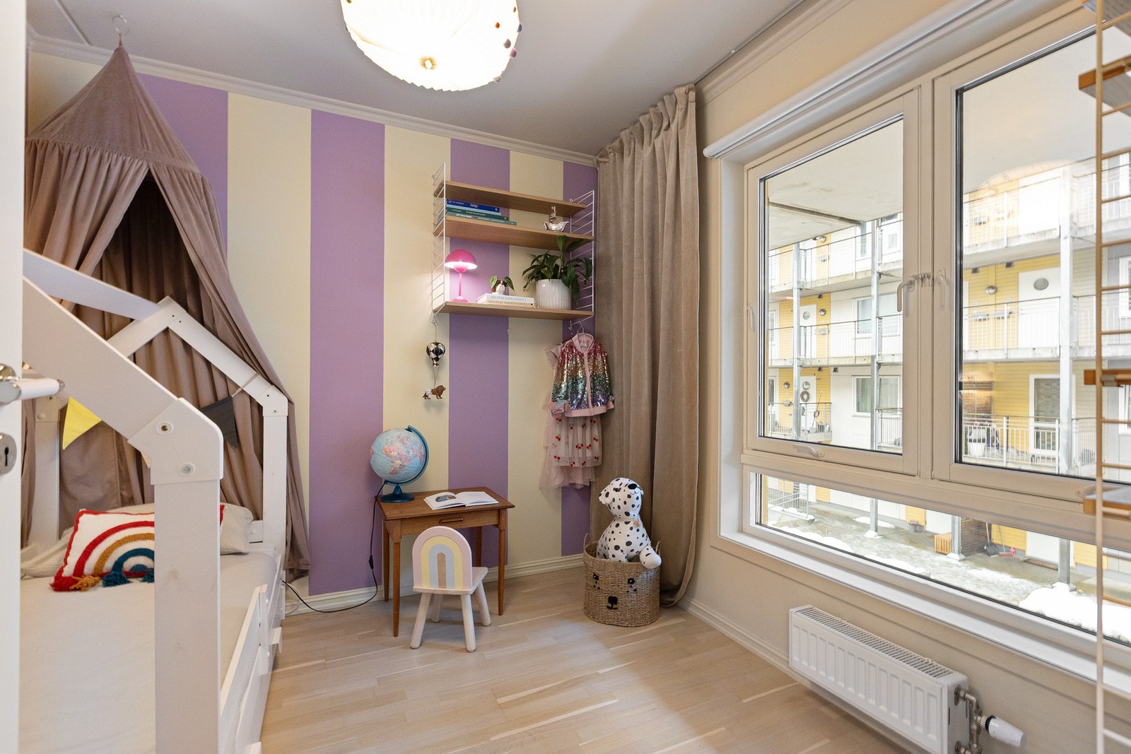 Koselig barnerom med fine fargevalg, god takhøyde og fleksible møbleringsmuligheter. Galleribilde