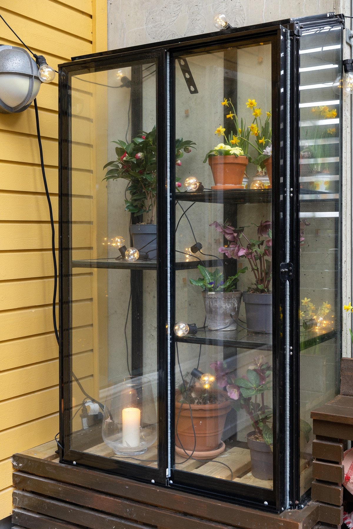 Detaljbilde av drivhus som medfølger salget. Et hyggelig og dekorativt innslag på terrassen, med gode dyrkingsmuligheter for både blomster og grønnsaker. Selger har med stor suksess dyrket blant annet sukkererter, squash og gulrøtter her - en fin aktivite Galleribilde