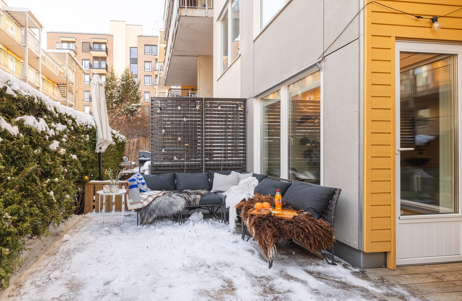 Terrassen fungerer som en naturlig forlengelse av oppholdsrommet. Galleribilde