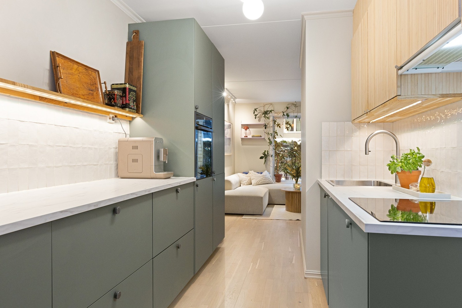 Kjøkkenet ble oppgradert i 2022 med ny innredning og integrerte hvitevarer, og holder en moderne og tidsriktig standard. Galleribilde