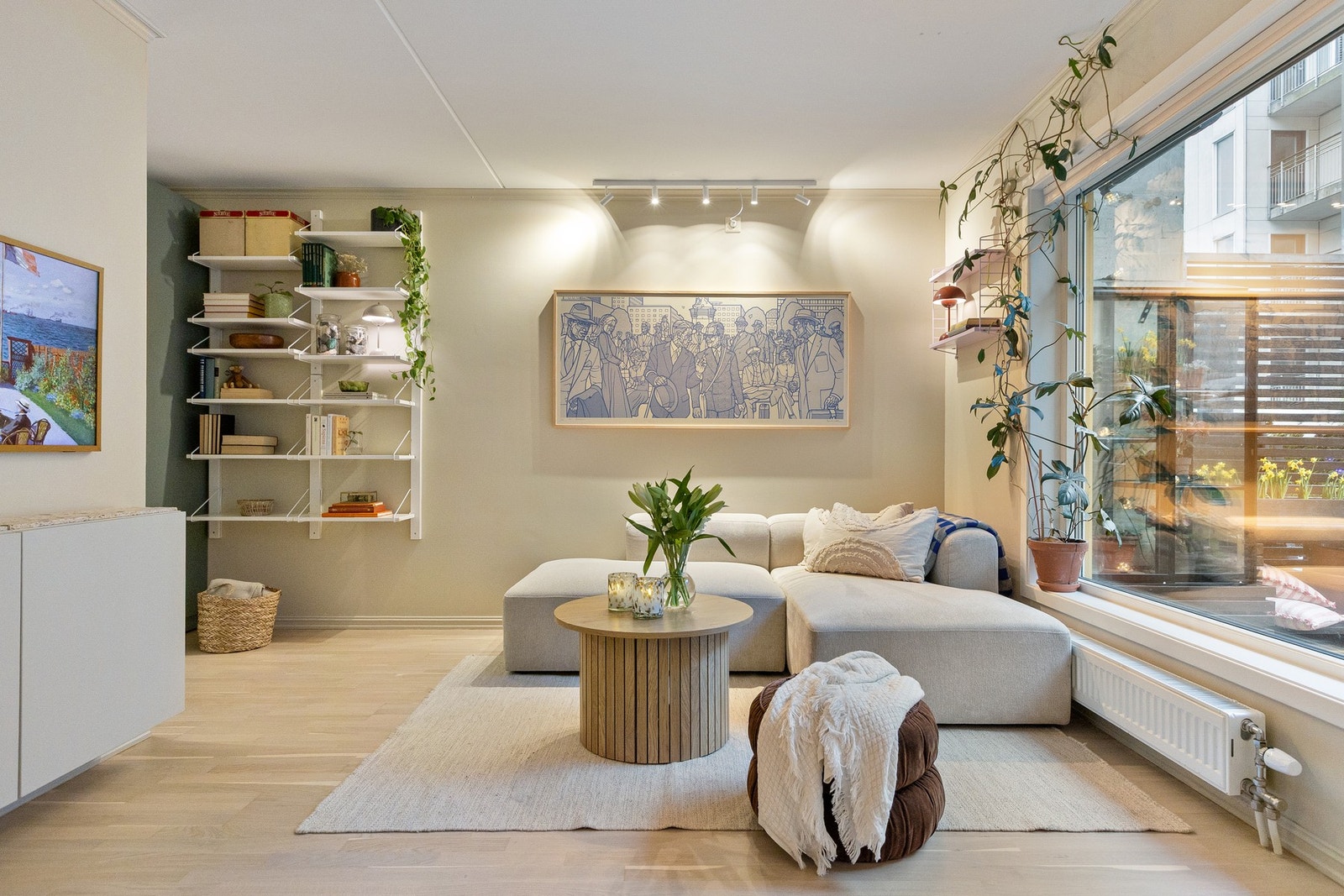 Stuen fremstår som lys, romslig og innbydende med store vindusflater som slipper inn rikelig med naturlig lys. Galleribilde