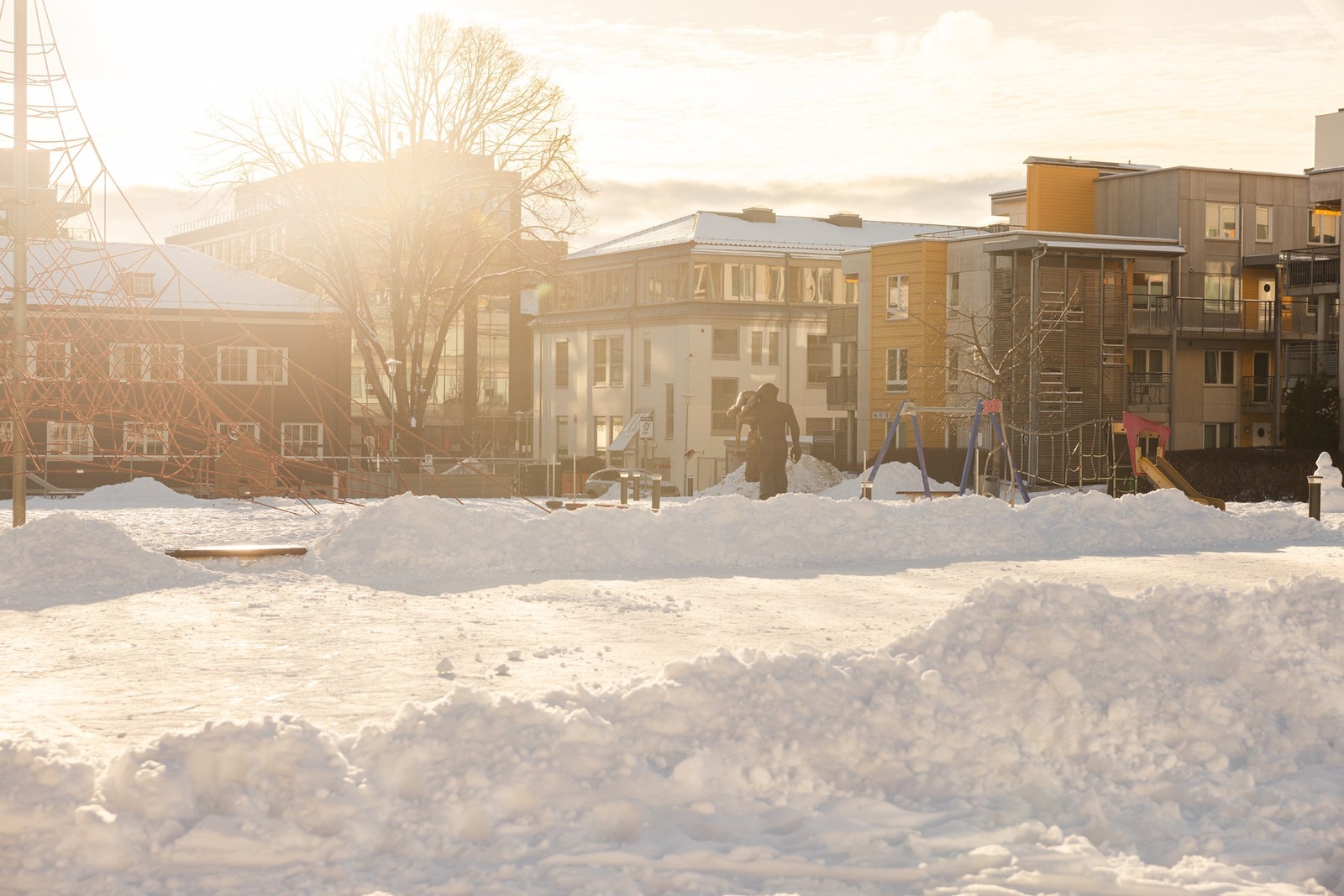 Solrik og barnevennlig beliggenhet med lekeplass og grønne uteområder like utenfor boligen. Galleribilde