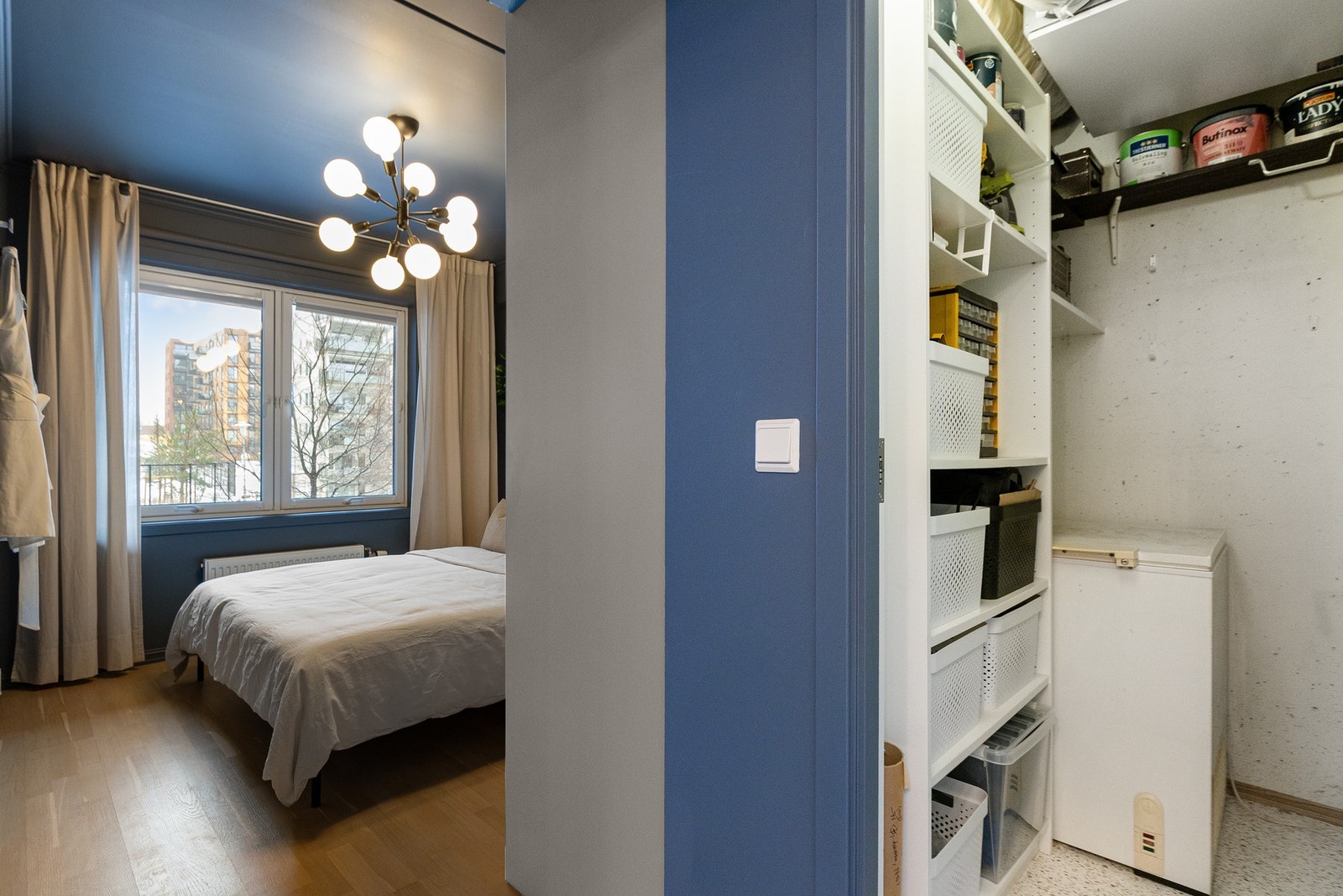 Rommet har direkte adkomst til en praktisk innvendig bod som gir ekstra oppbevaringsplass. Galleribilde