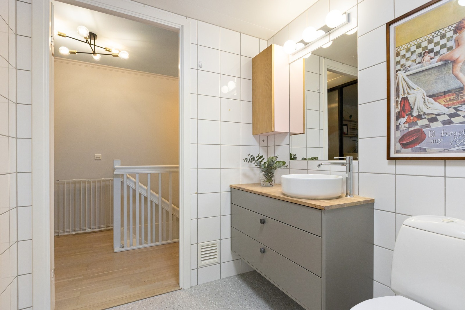 Delikat og funksjonelt bad med et moderne og helhetlig uttrykk. Baderomsinnredningen ble skiftet i 2024, noe som gir rommet et oppdatert og tidsriktig preg. I 2026 ble det lagt flis på flis på gulvet, som ytterligere bidrar til et oppgradert helhetsinntry Galleribilde