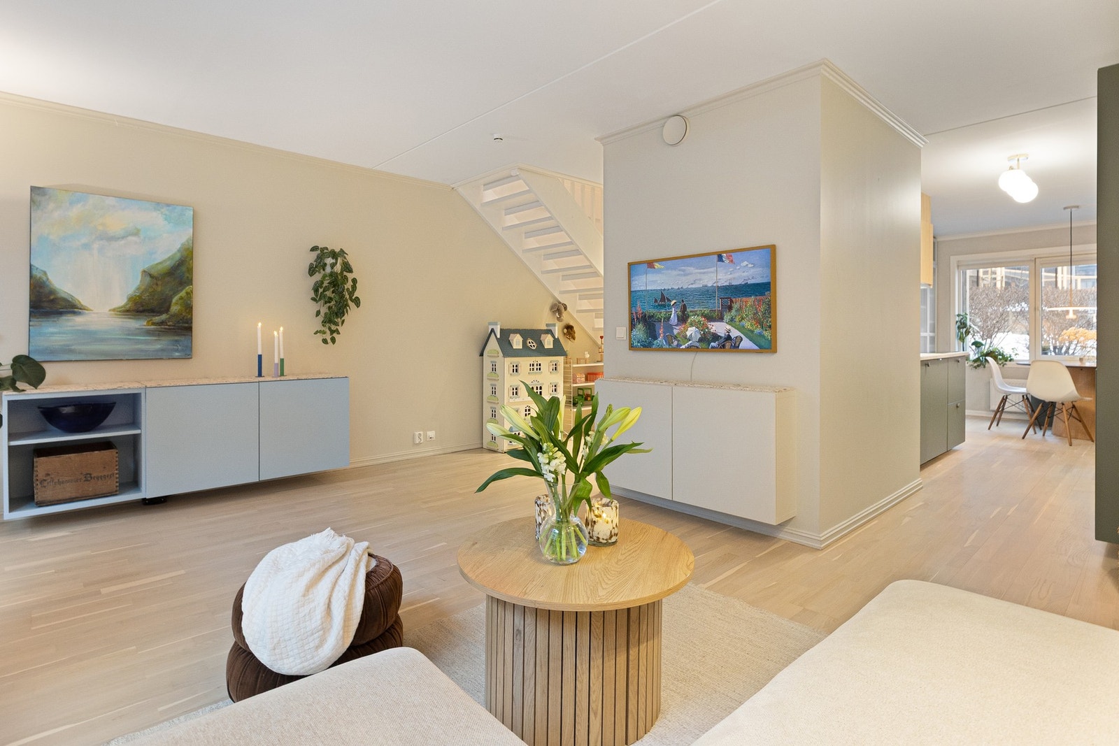 Planløsningen er åpen og fleksibel, med gode møbleringsmuligheter for både sofagruppe og mediesone. Galleribilde