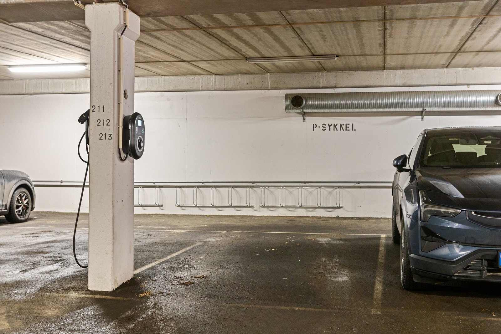 Garasjeplass i lukket anlegg med elbillader og enkel adkomst. Galleribilde