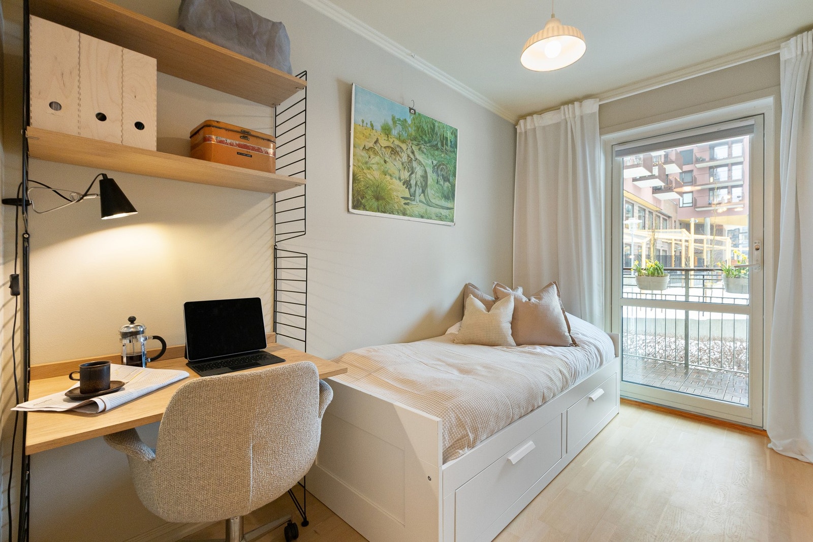 Rommet har utgang til balkong, noe som gir ekstra lys, luft og en hyggelig tilknytning til utearealet. Galleribilde