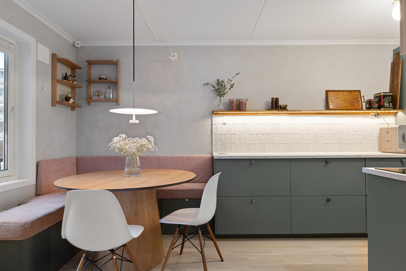 I tilknytning til kjøkkenet er det etablert en plassbygd sittebenk som skaper en hyggelig og sosial spiseplass, samtidig som den gir ekstra oppbevaringsmuligheter. Galleribilde