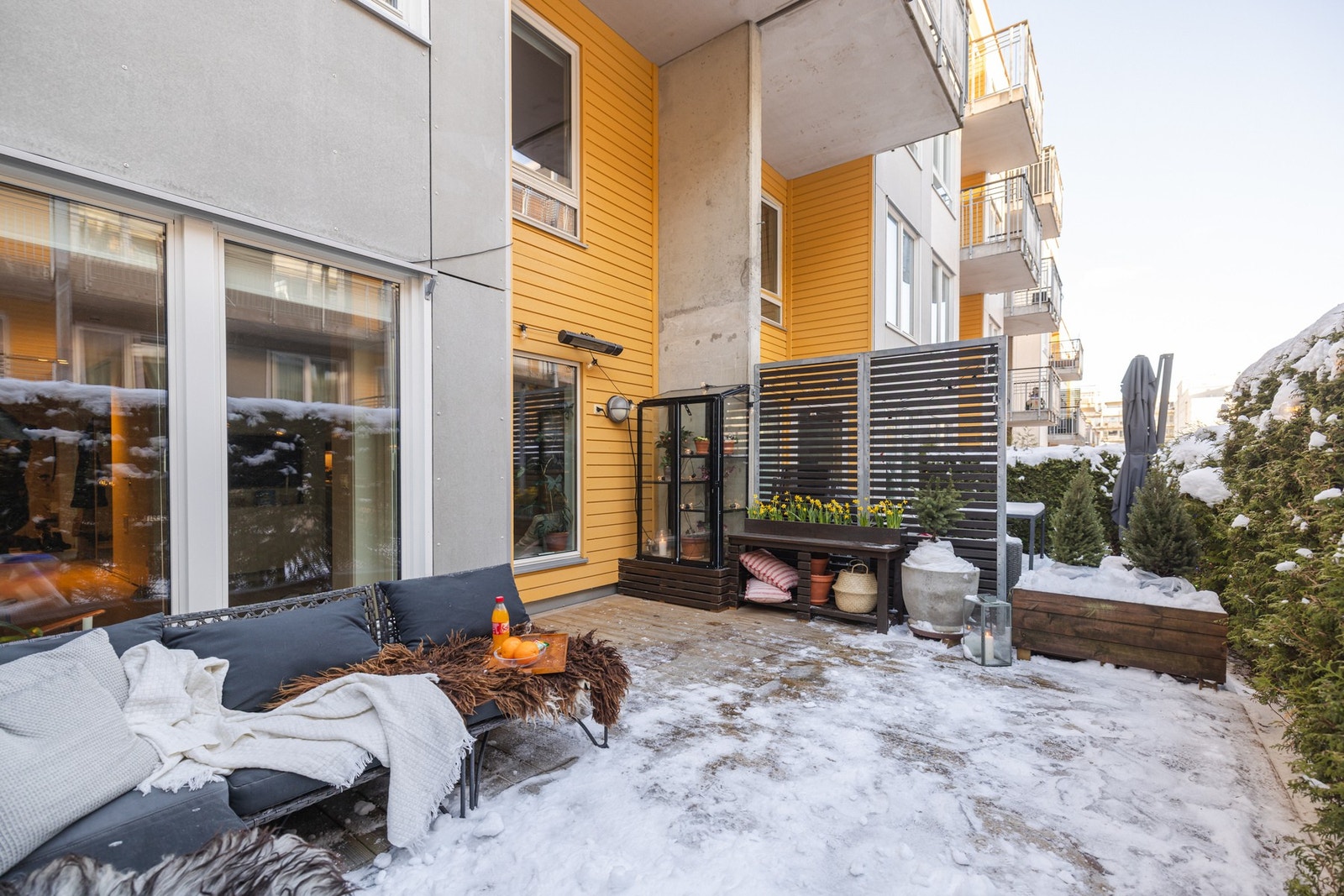 Stuen har direkte utgang til den romslige markterrassen Galleribilde