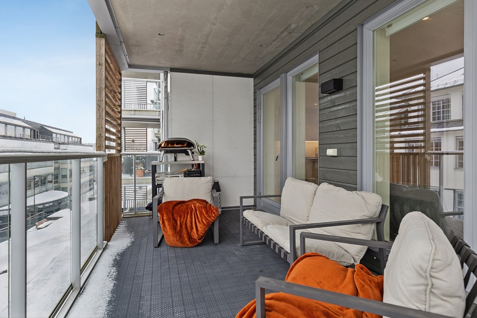 Solrik balkong på 13 m² med fjordgløtt og god plass til møblering. Galleribilde