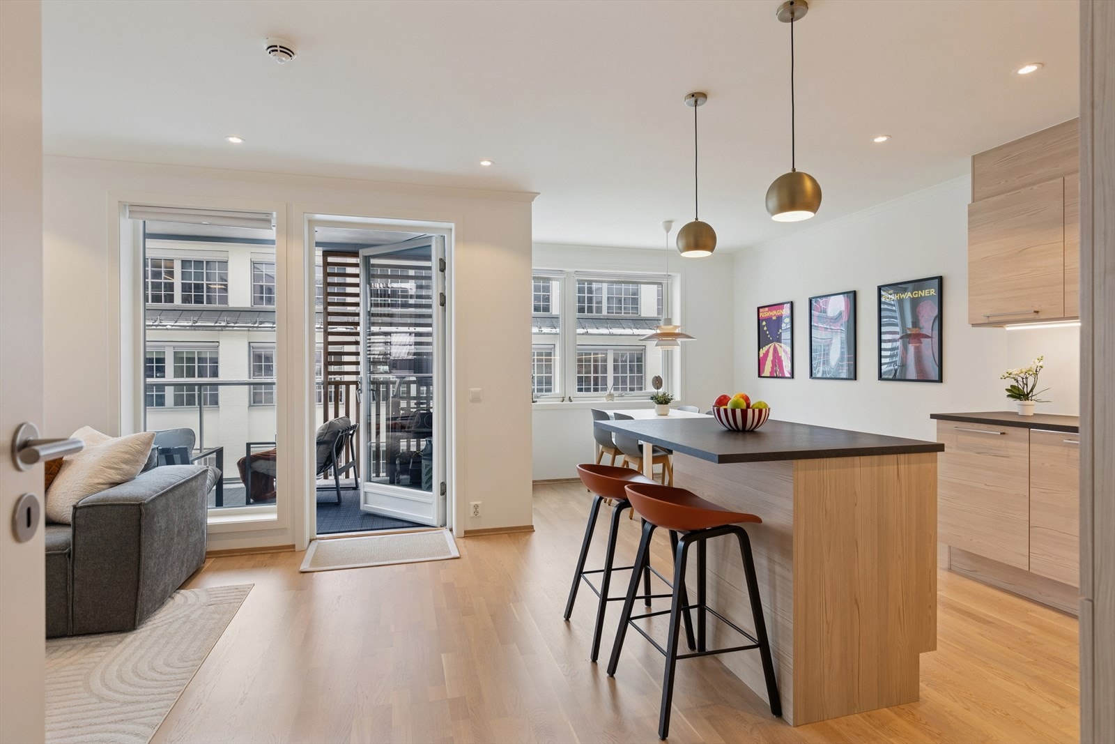 pen og harmonisk kjøkkensone med takhøye skap og gjennomtenkte løsninger. Galleribilde