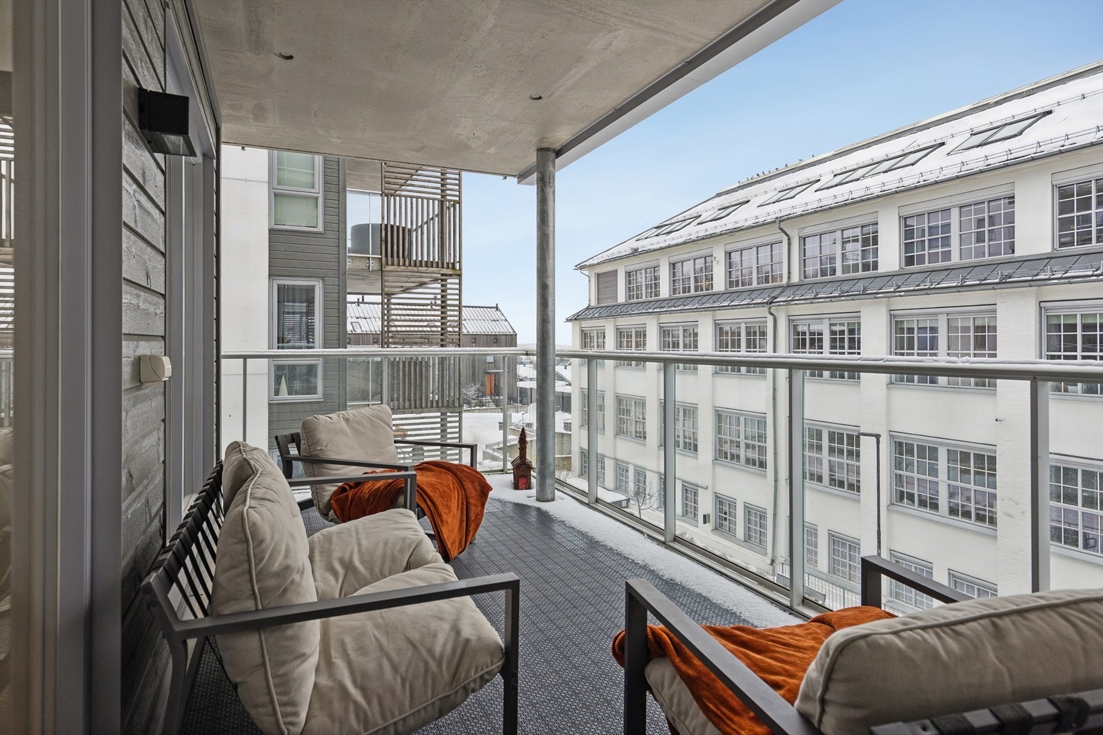 Balkongen gir en lun uteplass med kveldssol og utsyn mot nærområdet. Galleribilde