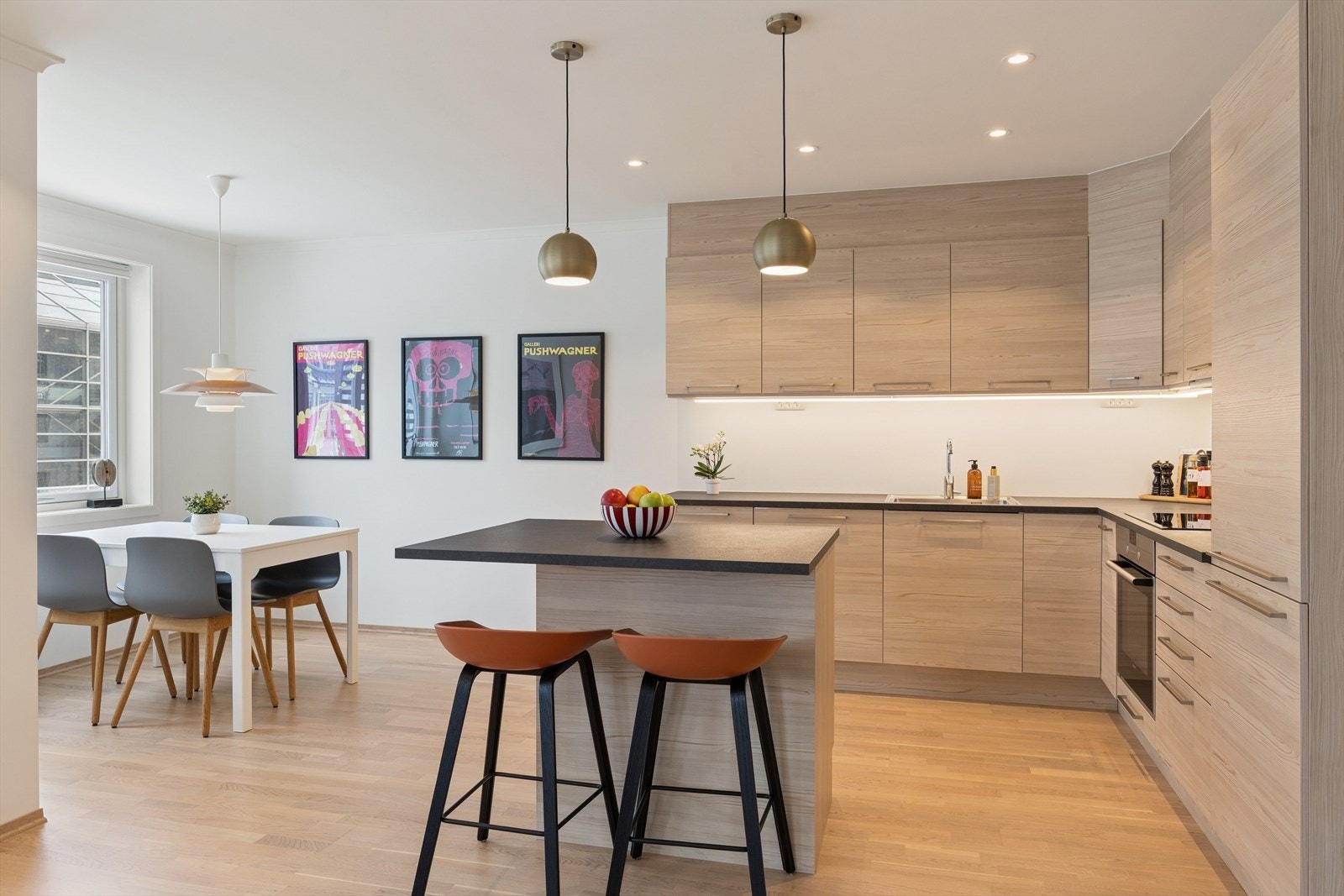 Velutstyrt kjøkken med integrerte hvitevarer og tidløse flater. Galleribilde