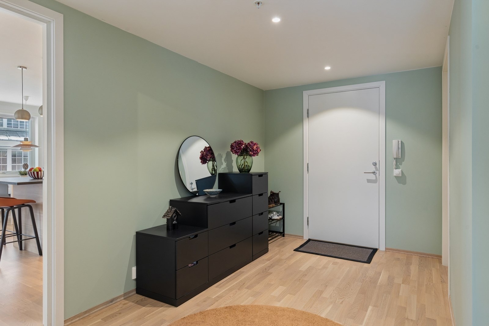 Innbydende entré med grønne vegger, god garderobeplass og direkte tilgang til bod. Galleribilde